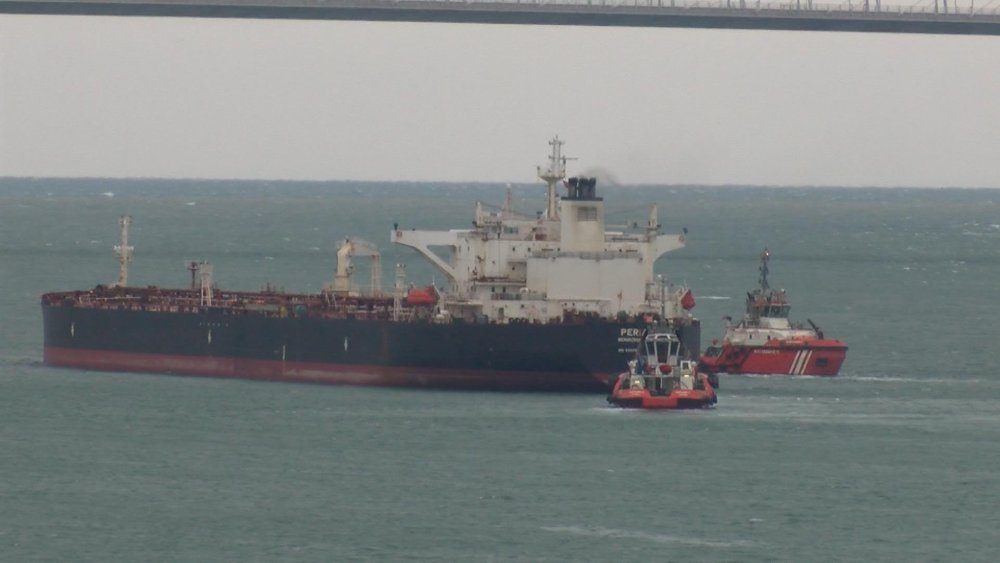 Boğazda arıza yapan yakıt tankeri güvenli bölgede