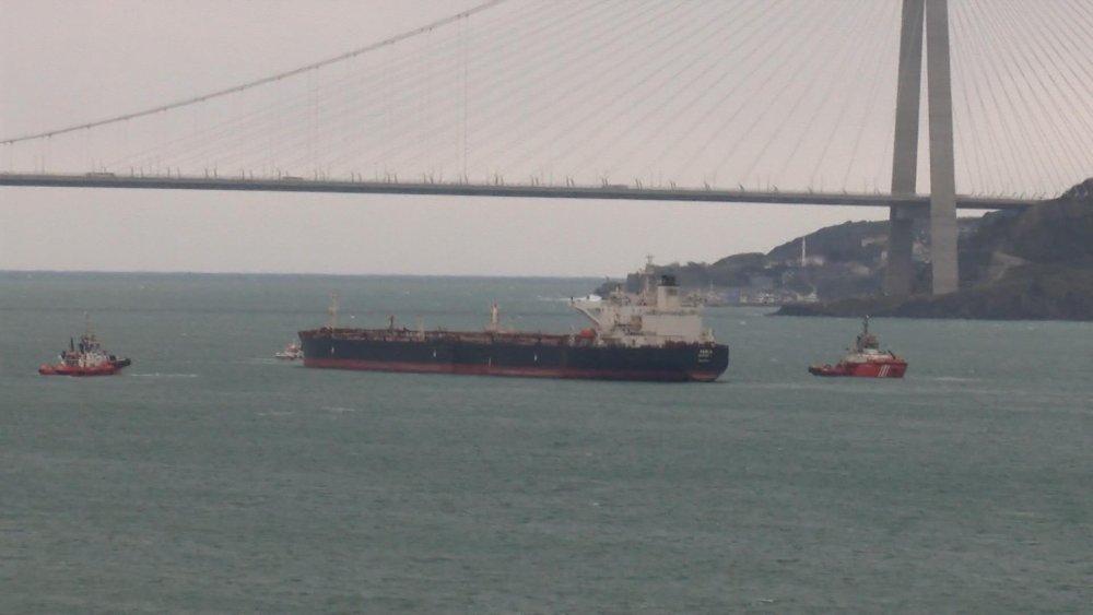 Boğazda arıza yapan yakıt tankeri güvenli bölgede