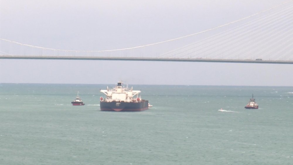 Boğazda arıza yapan yakıt tankeri güvenli bölgede