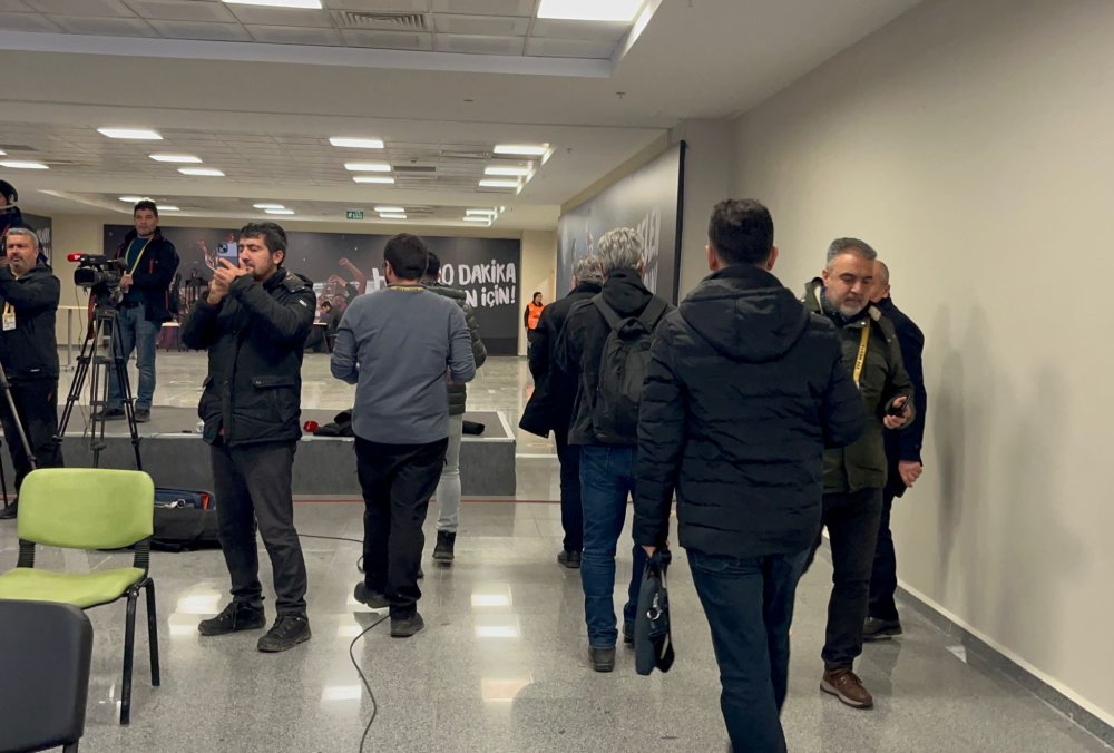 Sumudica’nın basın toplantısı yine olay! Gazeteciler salonu terk etti