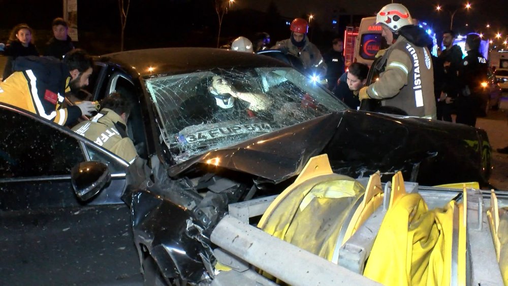 Bariyerlere ok gibi saplanan araçta sıkıştılar!