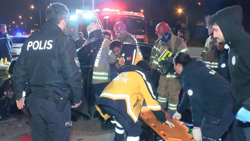 Bariyerlere ok gibi saplanan araçta sıkıştılar!