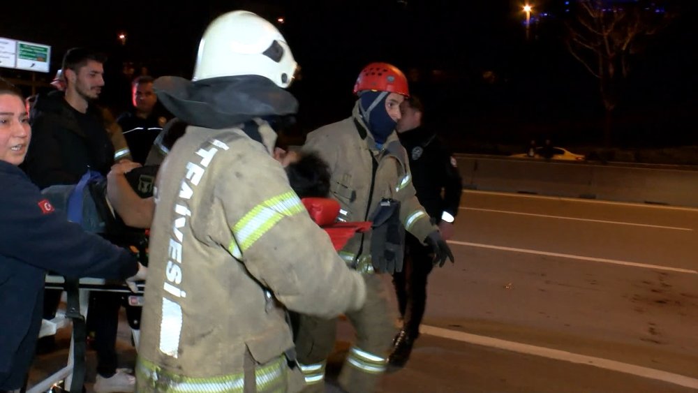 Bariyerlere ok gibi saplanan araçta sıkıştılar!