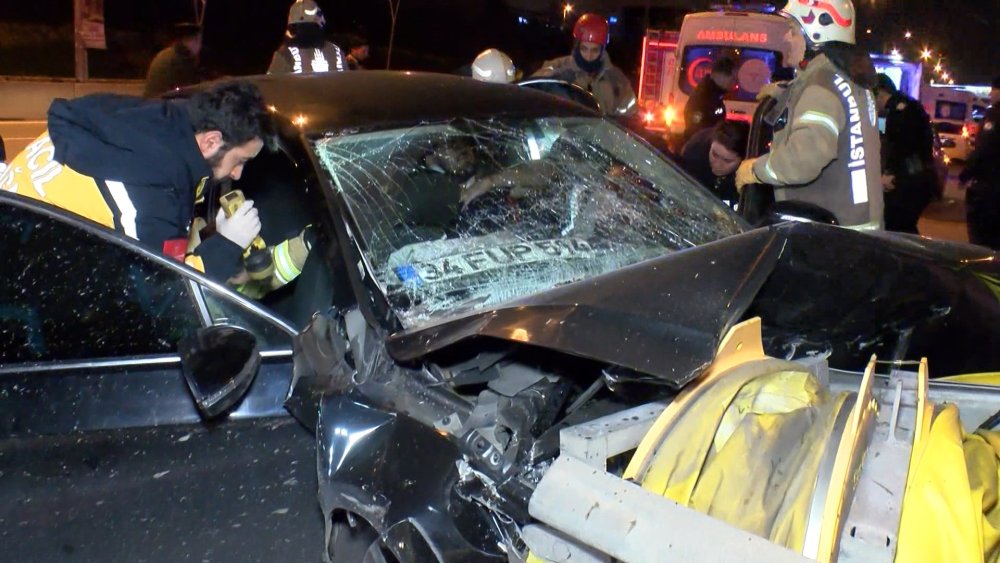 Bariyerlere ok gibi saplanan araçta sıkıştılar!