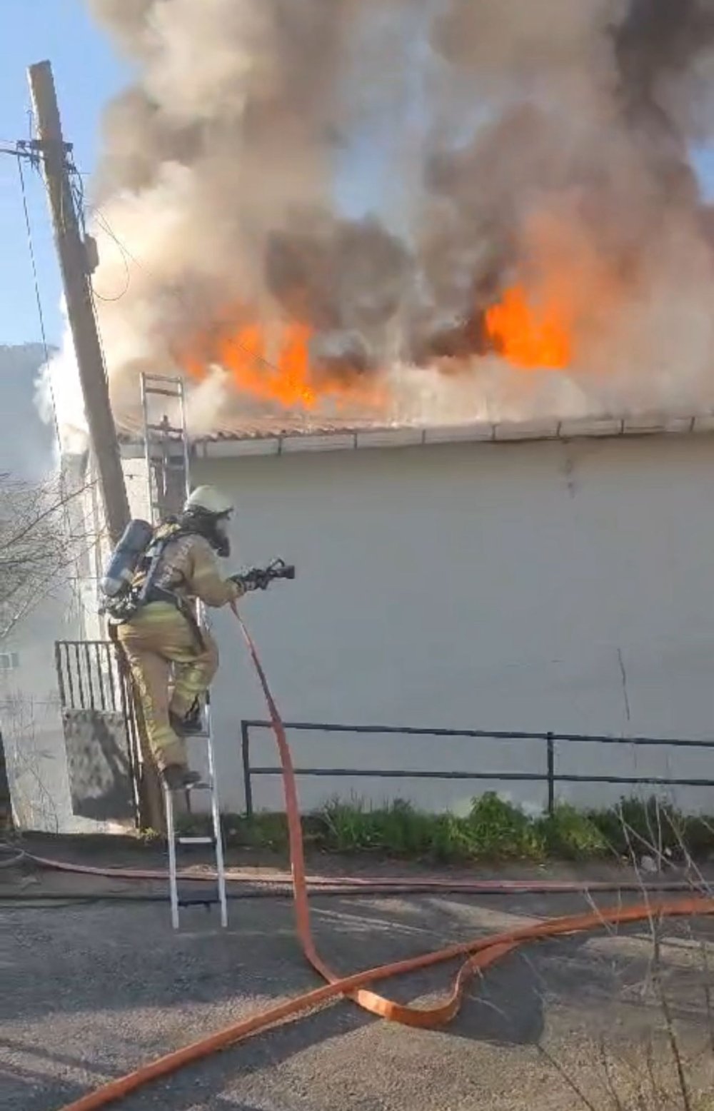 2 katlı binanın çatısı alev alev yandı