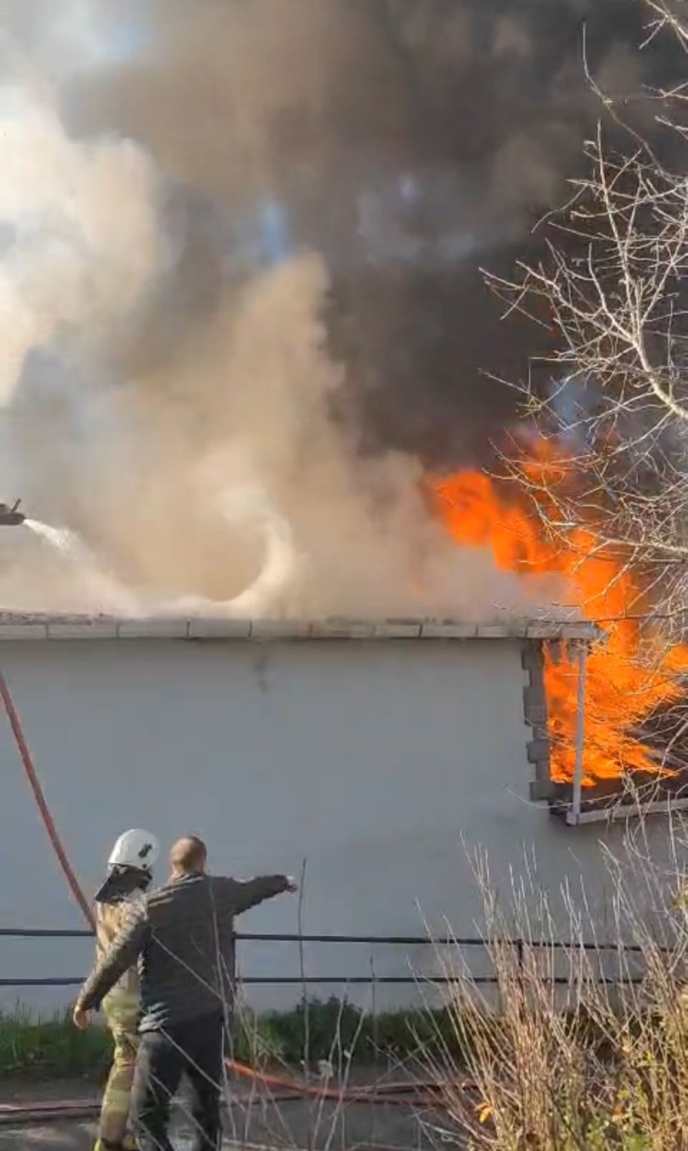 2 katlı binanın çatısı alev alev yandı