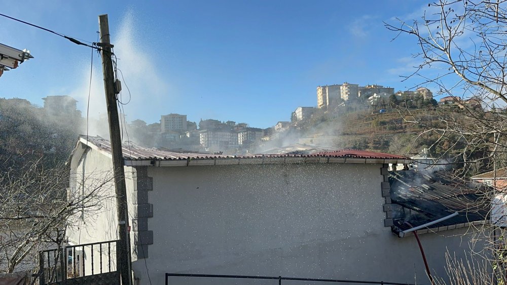 2 katlı binanın çatısı alev alev yandı