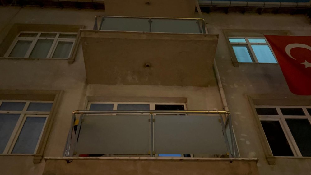Binanın balkonu çöktü