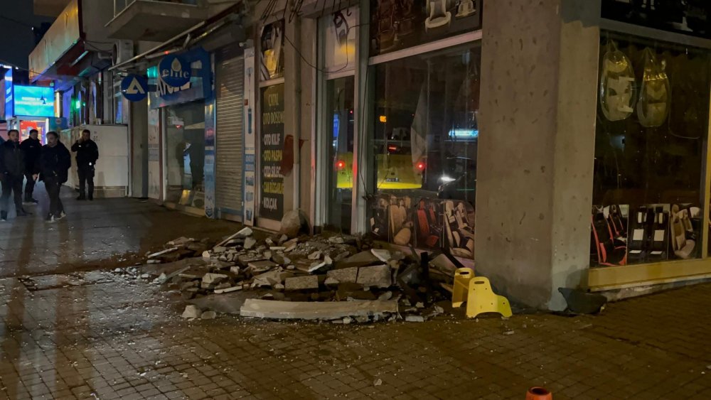 Binanın balkonu çöktü