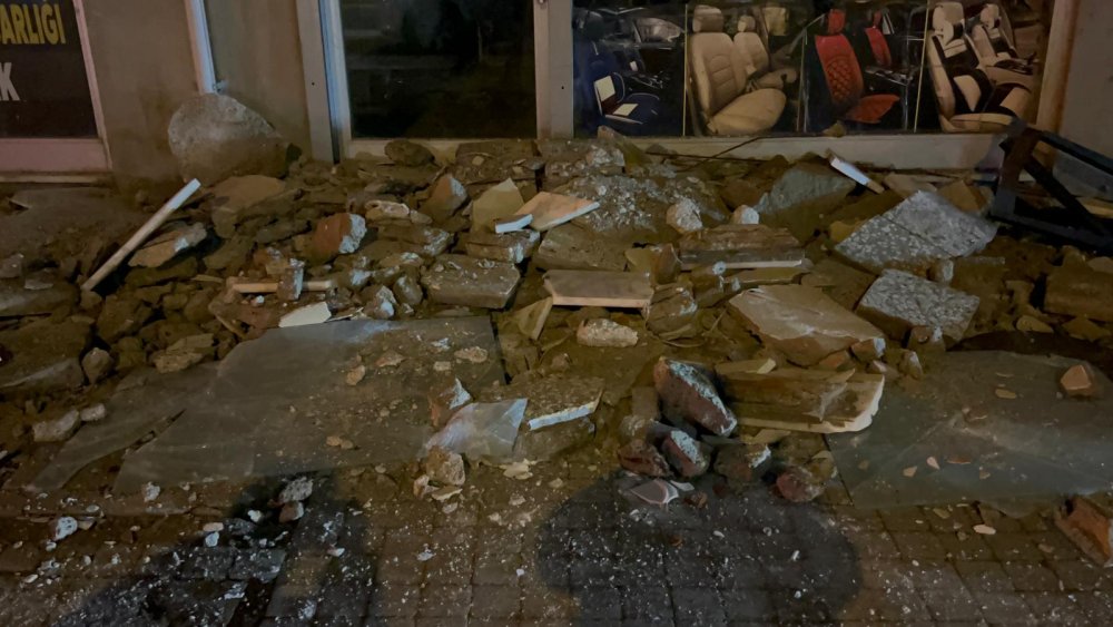 Binanın balkonu çöktü