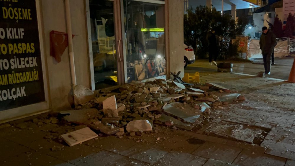 Binanın balkonu çöktü