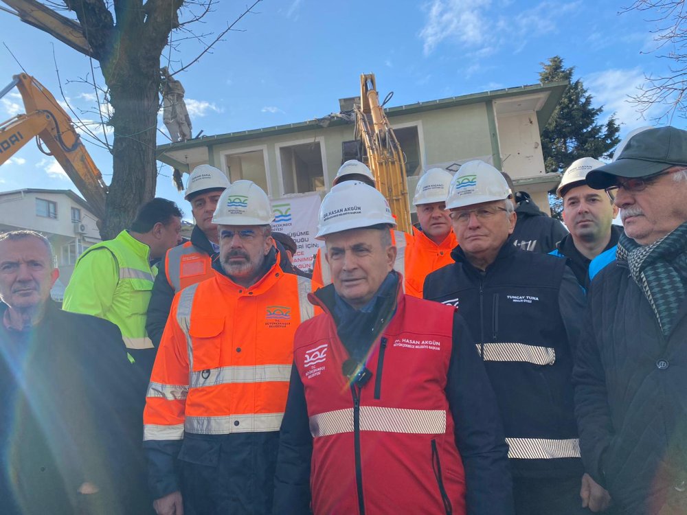 Büyükçekmece’deki riskli sitenin yıkımı başladı