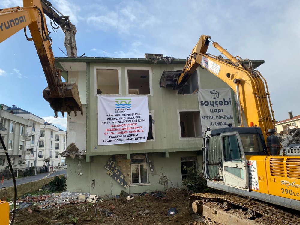 Büyükçekmece’deki riskli sitenin yıkımı başladı