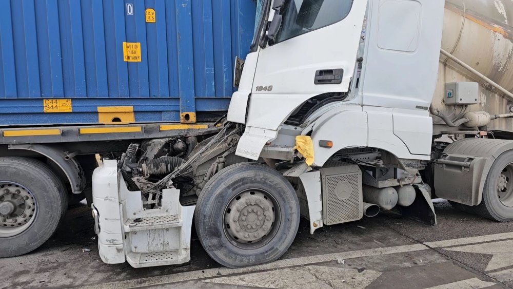 Beton mikseri TIR'a çarptı: 2 yaralı