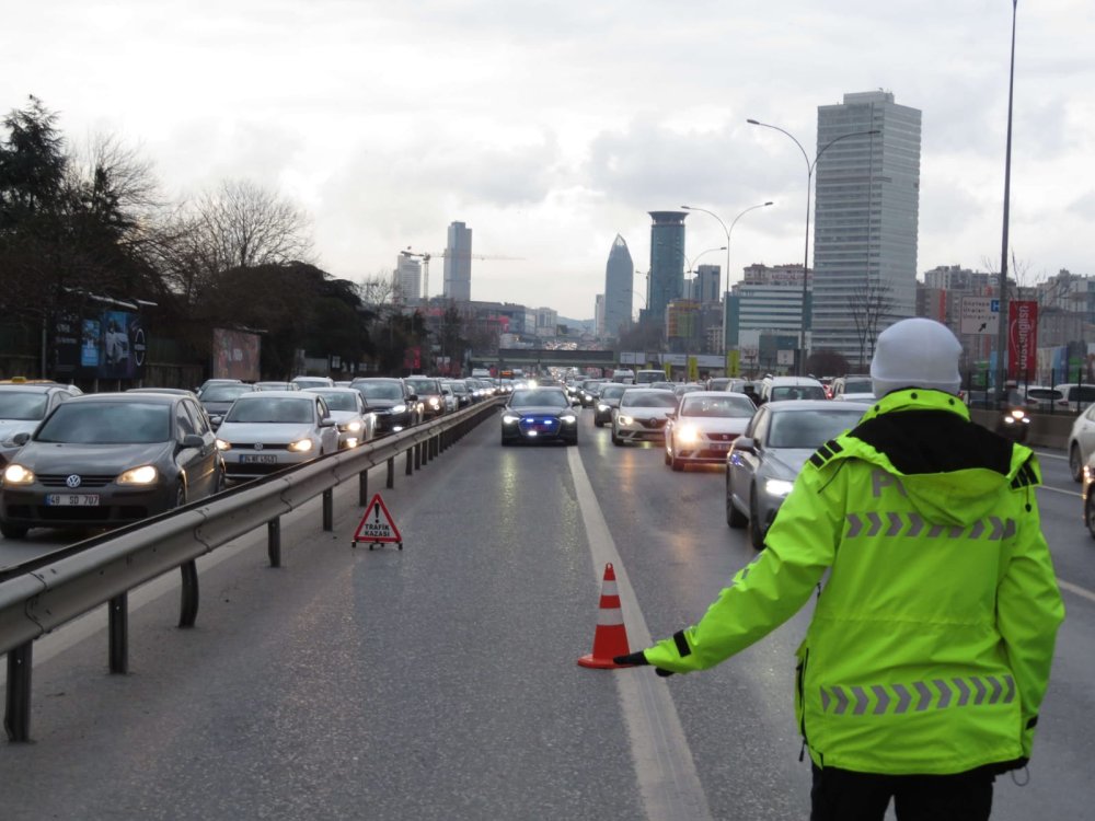 Sürücüler polis denetiminden kaçmaya çalıştı