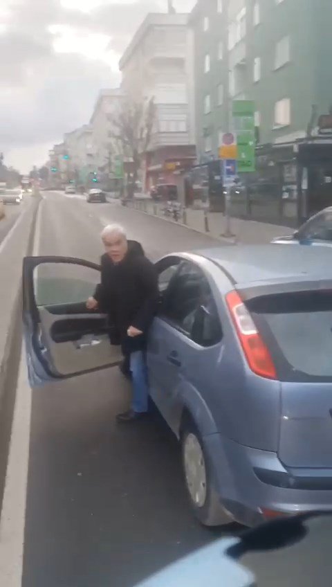 Yol verme kavgasında minibüsün önünü kesti!