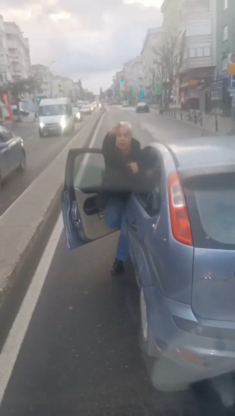 Yol verme kavgasında minibüsün önünü kesti!