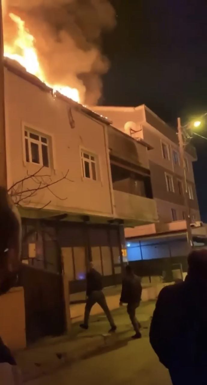 2 katlı binanın çatısı alev alev yandı
