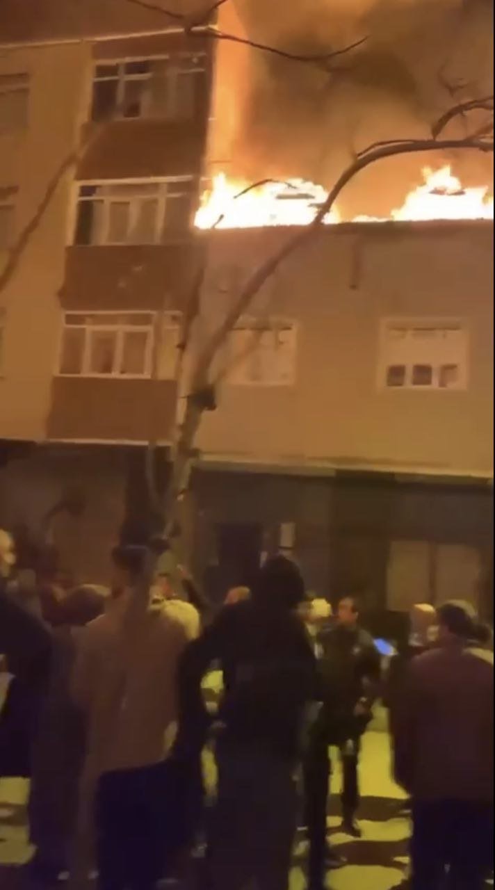 2 katlı binanın çatısı alev alev yandı