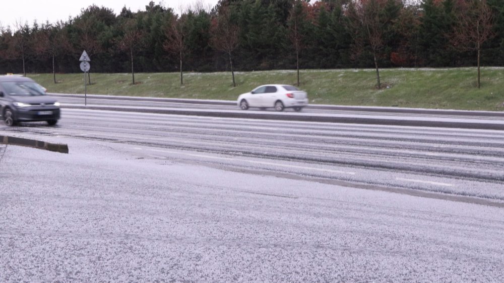 İstanbul Arnavutköy'de dolu yağışı etkili oldu