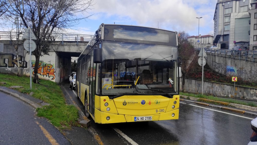 Otobüs alt geçit duvarına çarptı: 7 yaralı