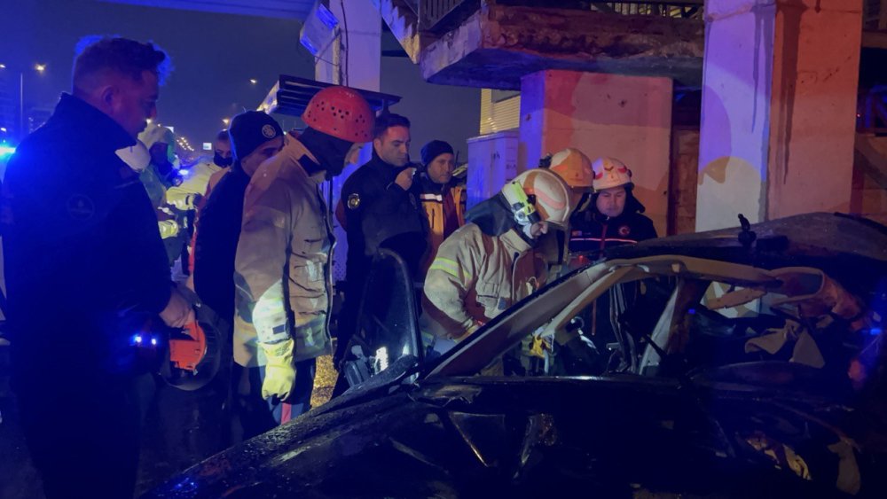 Otomobil üst geçidin direklerine çarptı: 1 ölü, 1 yaralı