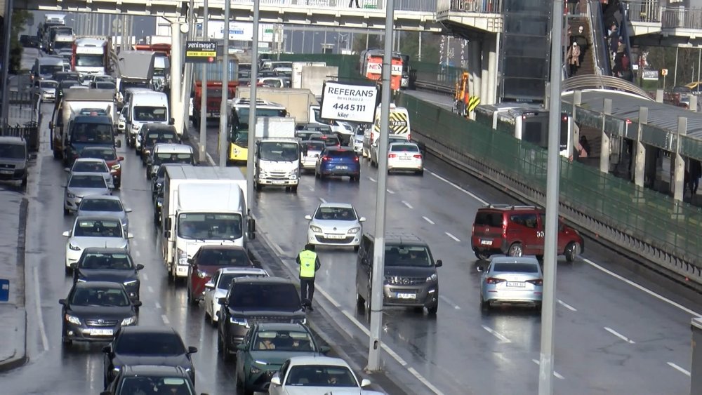 D-100 Karayolunda devrilen kamyon çekildi