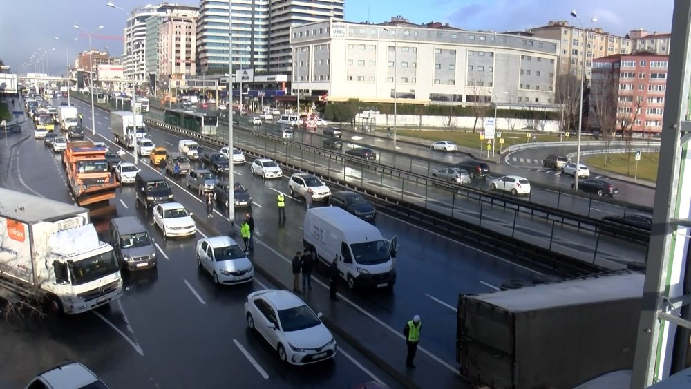 D-100 Karayolunda devrilen kamyon çekildi