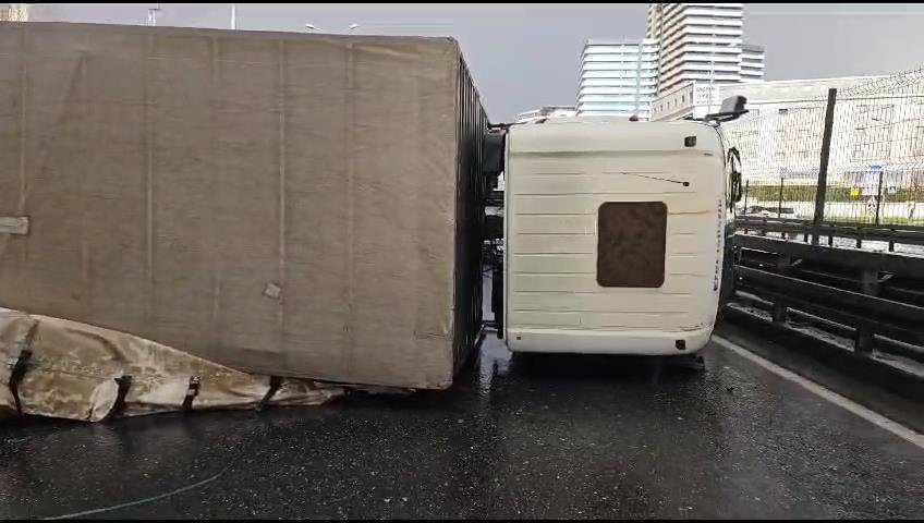 D-100 Karayolu'nda kamyon devrildi