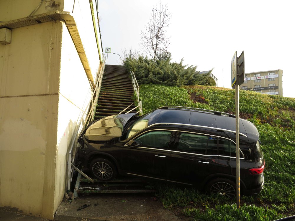 Freni patlayan cip bariyerlere çarptı