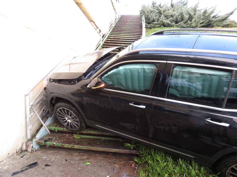 Freni patlayan cip bariyerlere çarptı