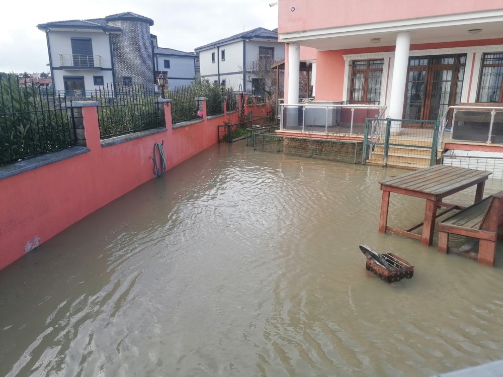 Sahil şeridini sular altında! Denizle kara birleşti