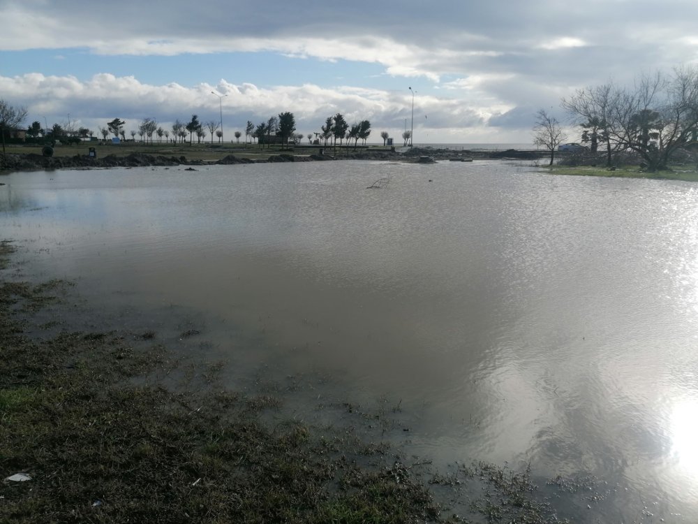 Sahil şeridini sular altında! Denizle kara birleşti