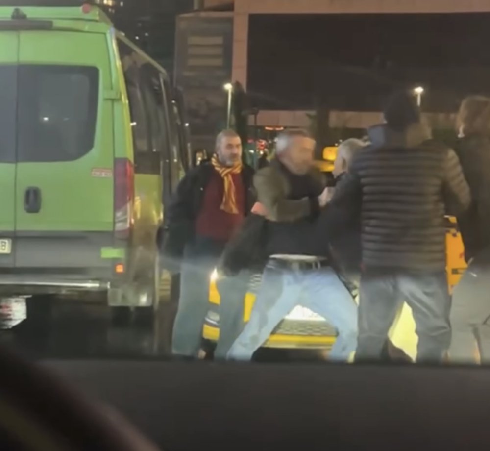 Taksici ile kadın arasında bayıltan kavga!