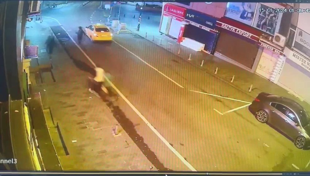 Turistin çantasını çalan şüpheliler tutuklandı