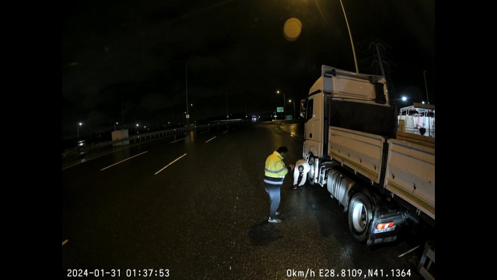 Akarkayıt hırsızlarını korna çalarak kaçırdı