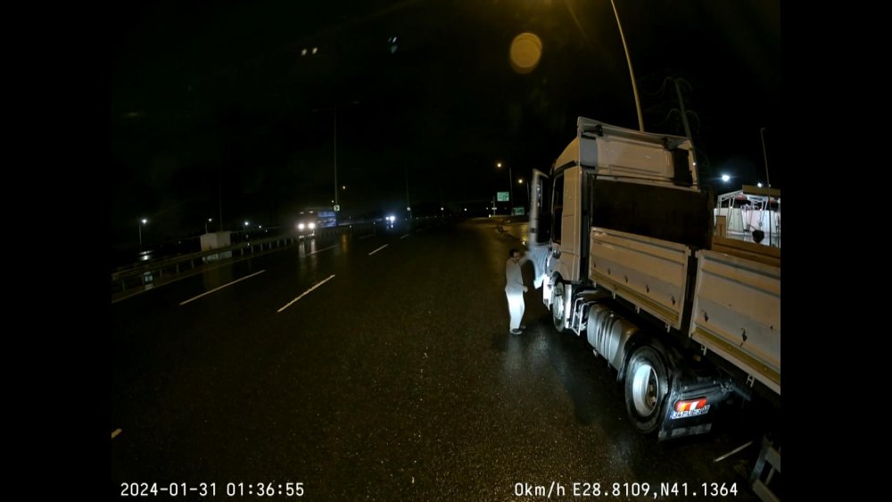 Akarkayıt hırsızlarını korna çalarak kaçırdı