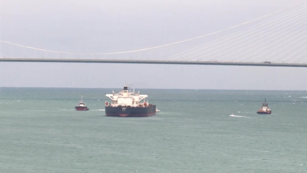 Boğazda arıza yapan tanker, denizaltıya zarar verdi