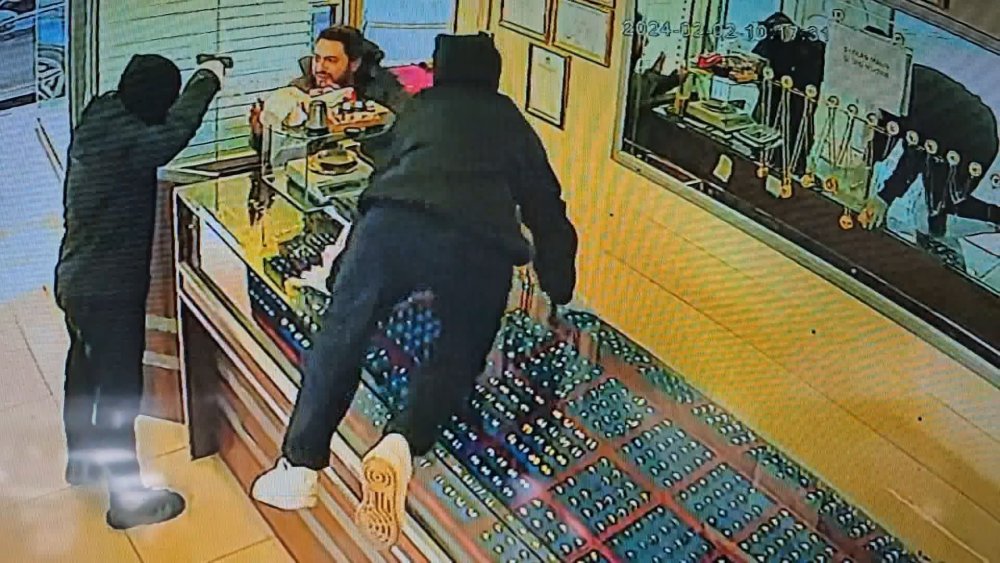 Kuyumcuyu soymaya çalışan çifti esnaf engelledi