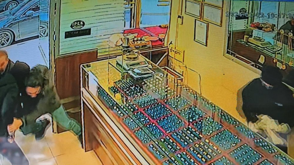 Kuyumcuyu soymaya çalışan çifti esnaf engelledi