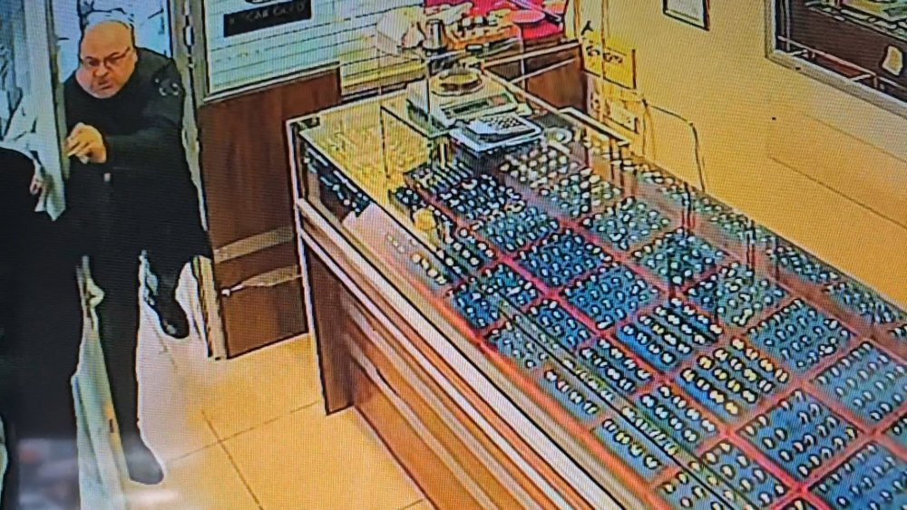 Kuyumcuyu soymaya çalışan çifti esnaf engelledi