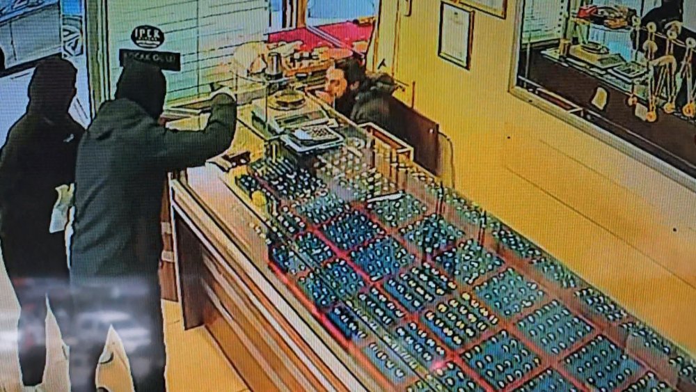 Kuyumcuyu soymaya çalışan çifti esnaf engelledi