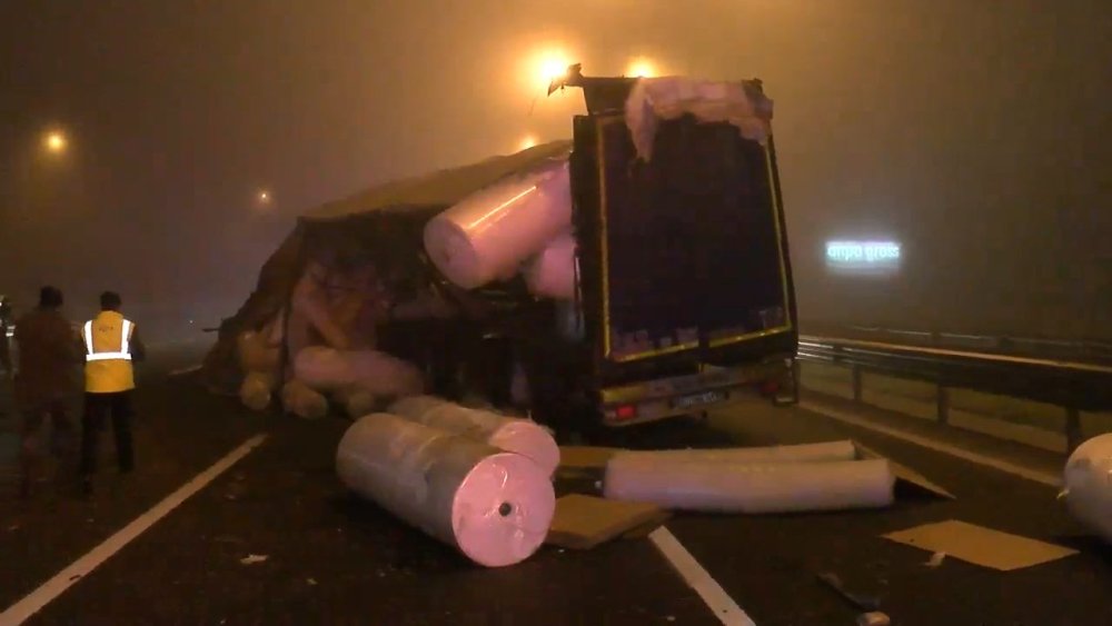 Kuzey Marmara Otoyolu'nda yolcu otobüsü TIR'a çarptı!