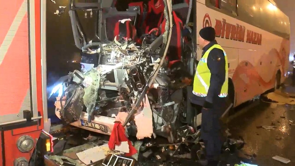 Kuzey Marmara Otoyolu'nda yolcu otobüsü TIR'a çarptı!