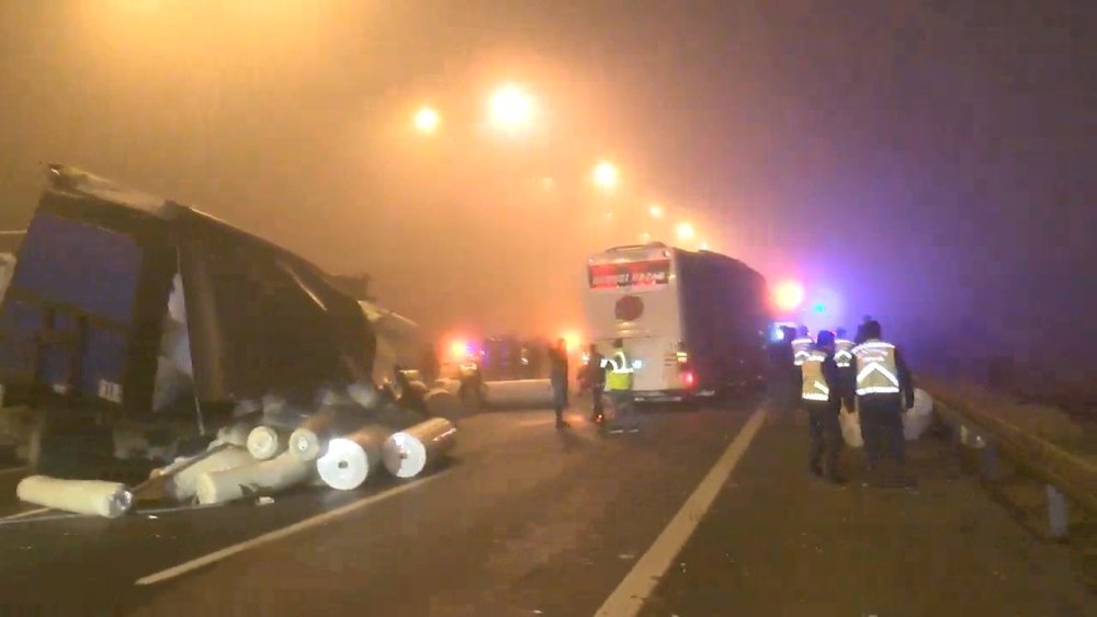 Kuzey Marmara Otoyolu'nda yolcu otobüsü TIR'a çarptı!