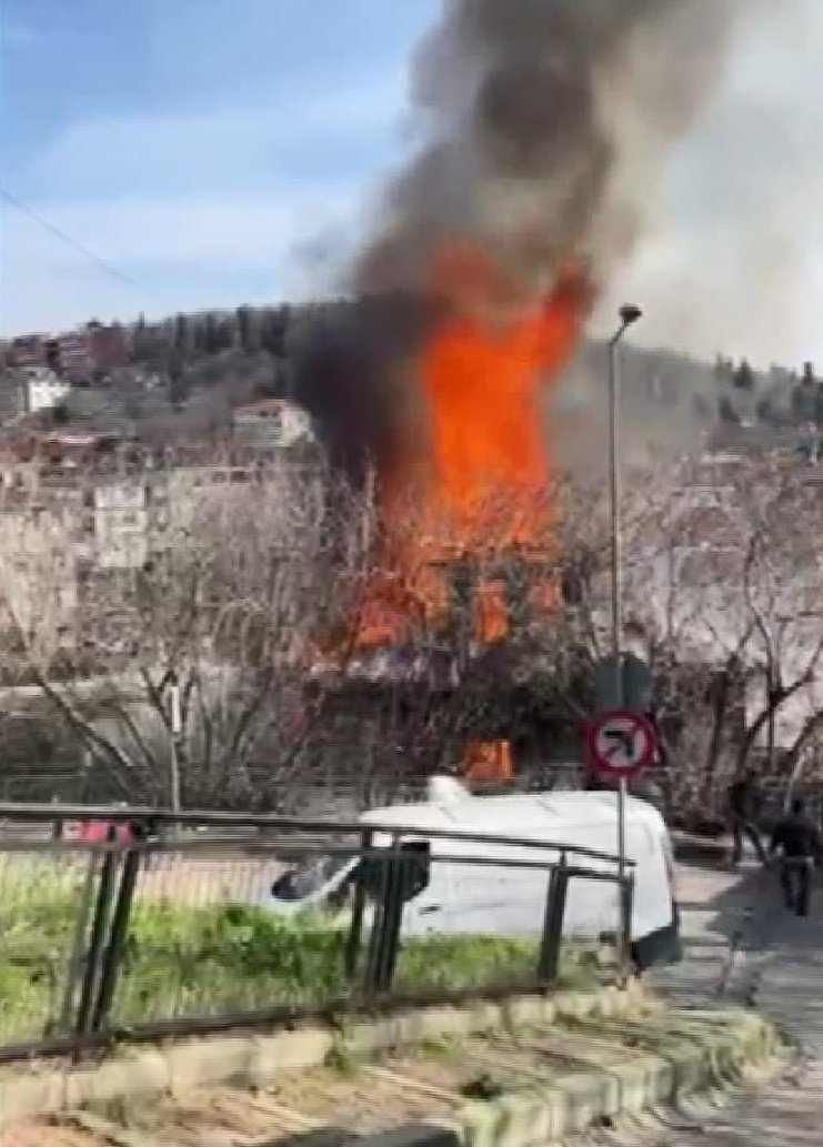 Tek katlı ahşap bina alev alev yandı