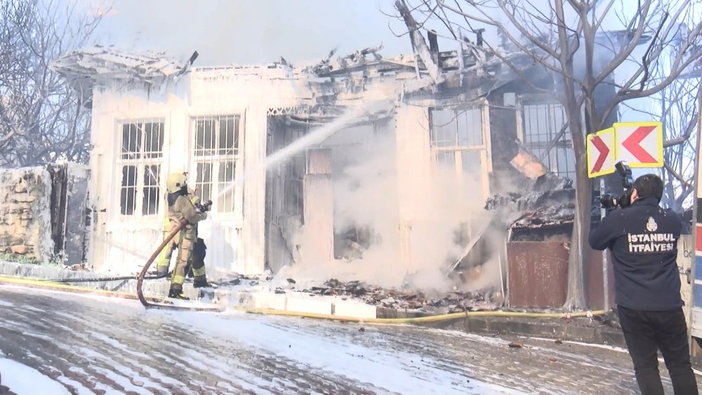 Tek katlı ahşap bina alev alev yandı