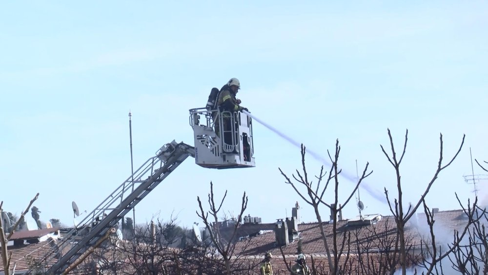 Tek katlı ahşap bina alev alev yandı