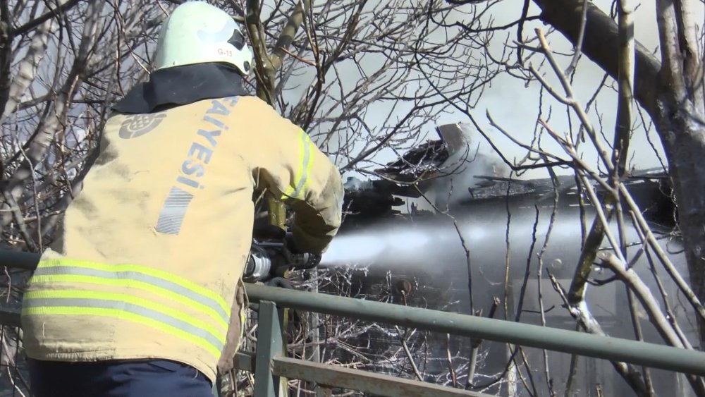 Tek katlı ahşap bina alev alev yandı