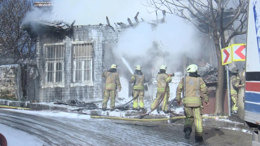 Tek katlı ahşap bina alev alev yandı